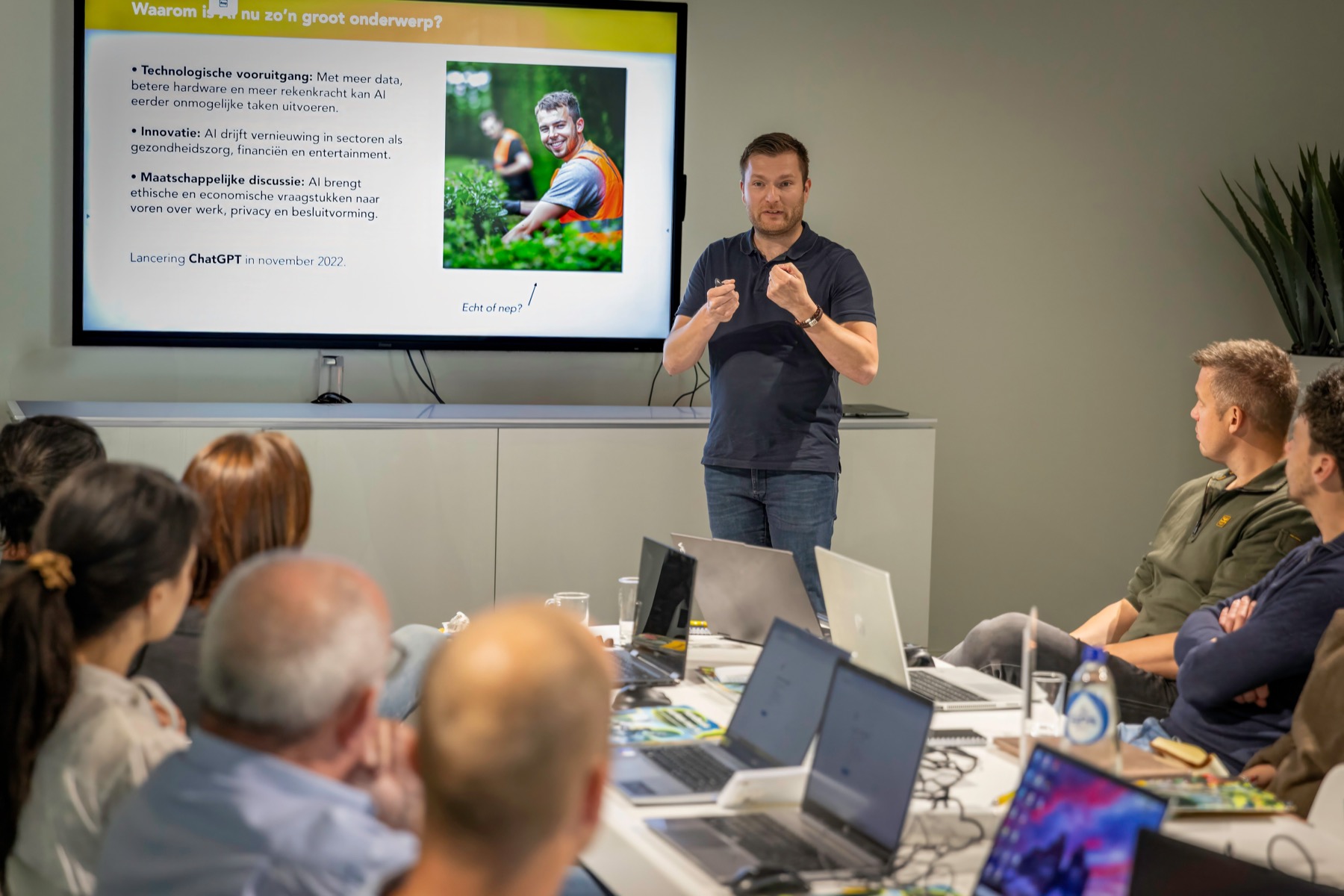 Roy van der Groef geeft een AI-training aan de groensector